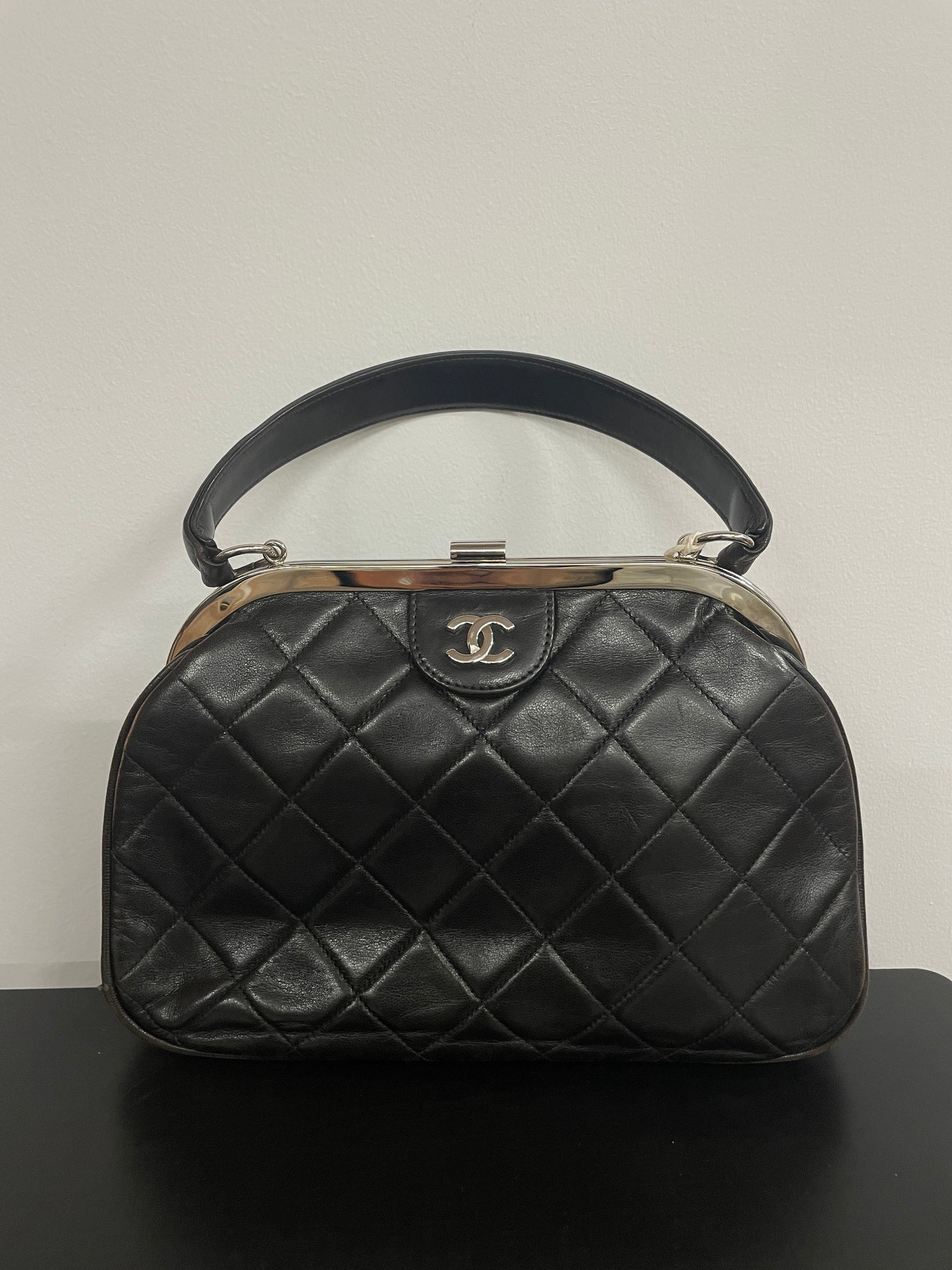 RC329 CHANEL マトラッセ がま口 Hand Bag B
