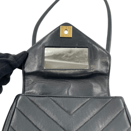 CHANEL Vステッチ シェブロンターンロック ショルダー バッグ