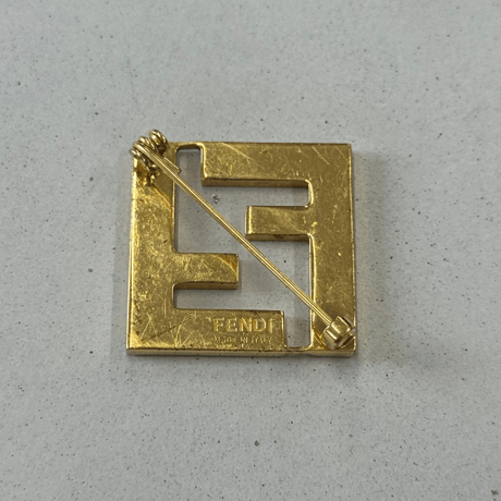 FENDI ブローチ ロゴ
