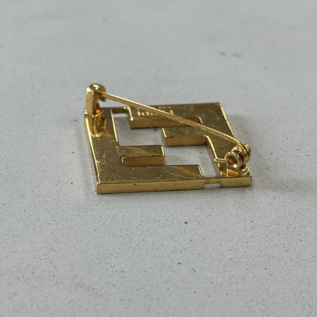 FENDI ブローチ ロゴ
