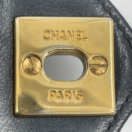 CHANEL Vステッチ シェブロンターンロック ショルダー バッグ