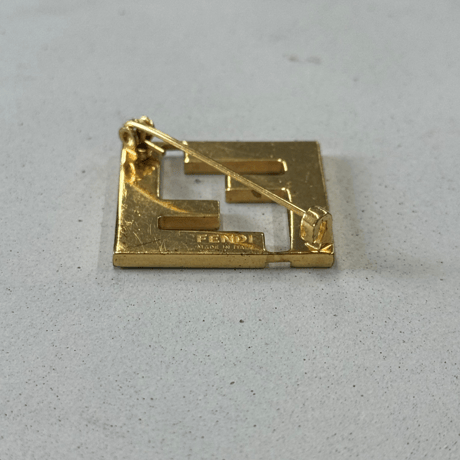 FENDI ブローチ ロゴ
