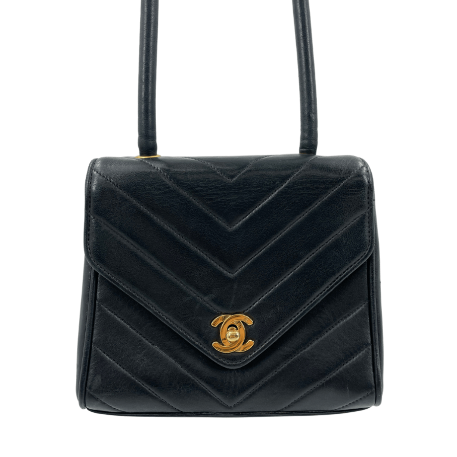 CHANEL Vステッチ シェブロンターンロック ショルダー バッグ