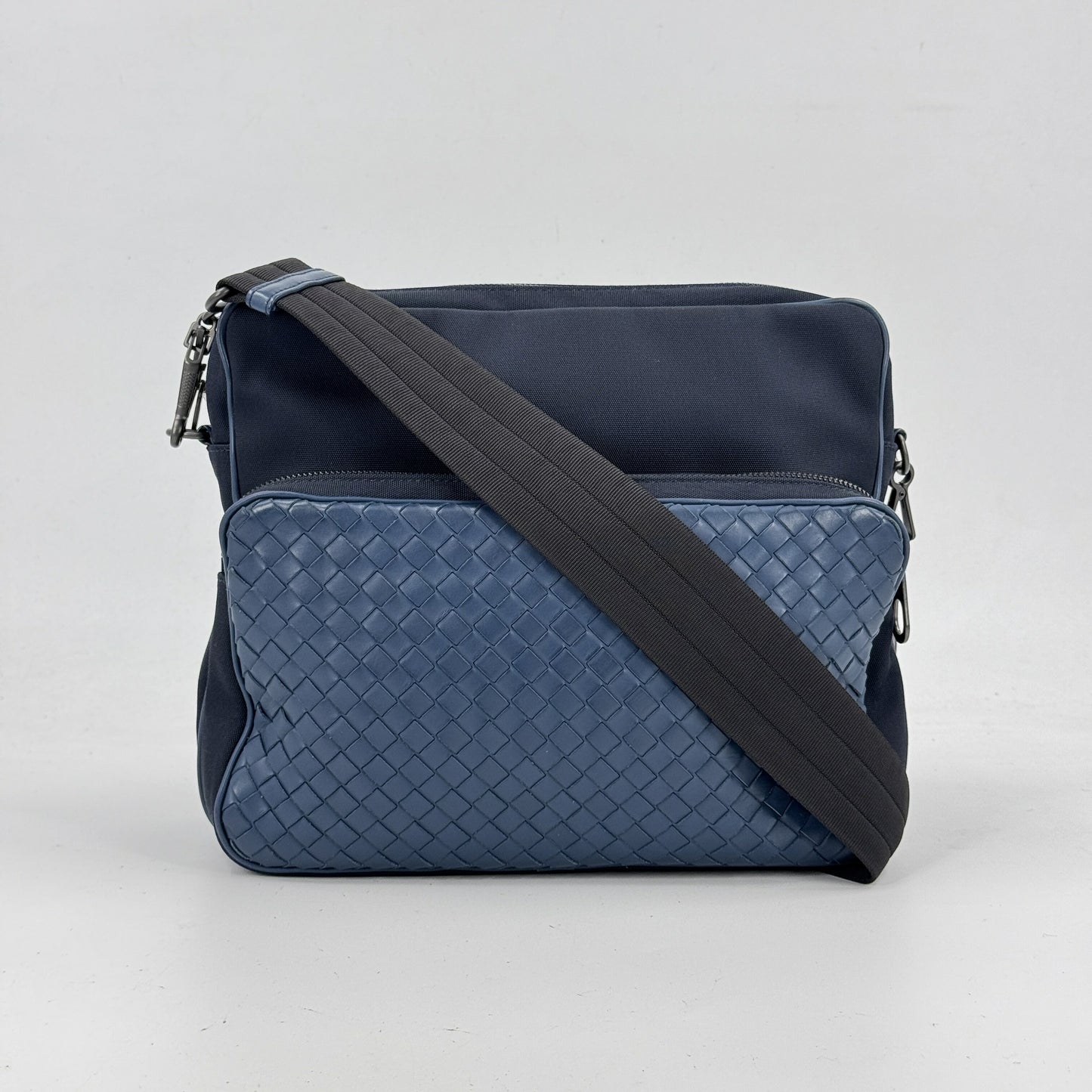BOTTEGA VENETA イントレチャート ショルダーバッグ ネイビー