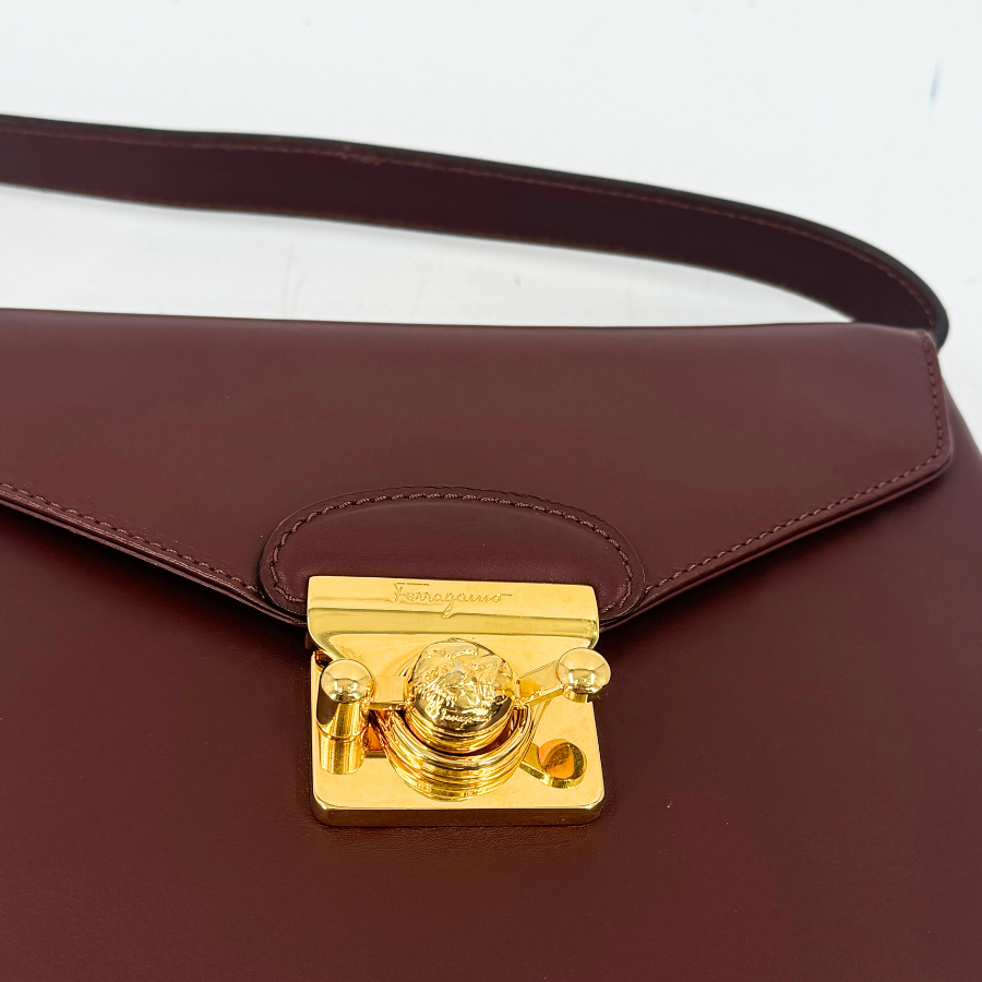 Ferragamo　ショルダーバッグ　レザー　ブラウン