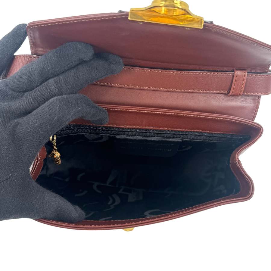 Ferragamo　ショルダーバッグ　レザー　ブラウン