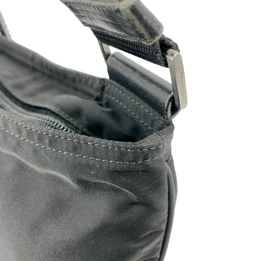 PRADAショルダー　ナイロン×レザー　黒　付け根スレ