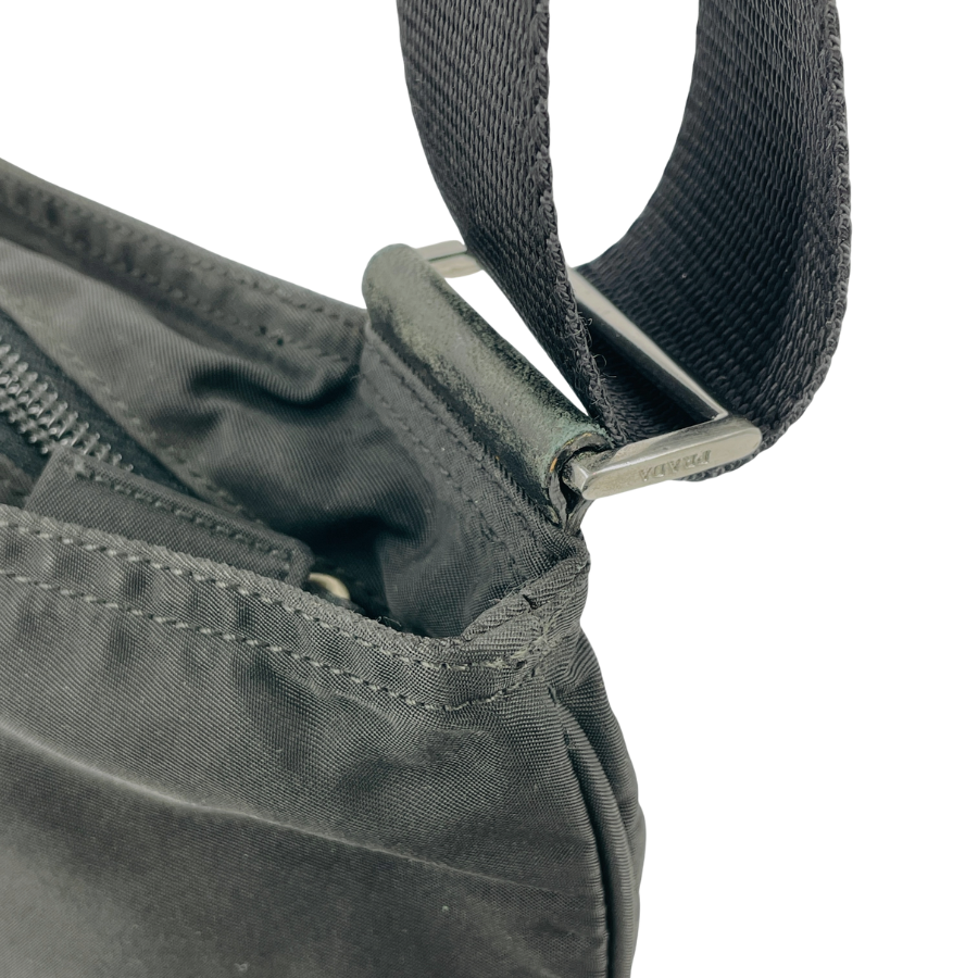 PRADAショルダー　ナイロン×レザー　黒　付け根スレ