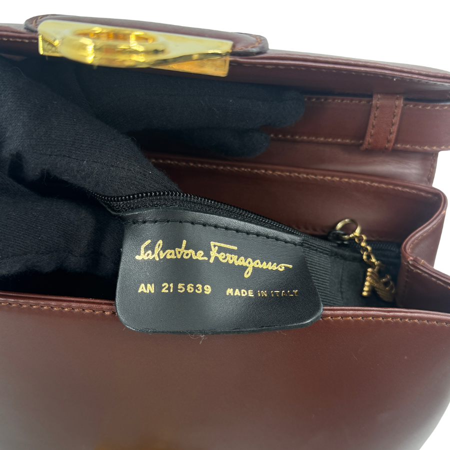Ferragamo　ショルダーバッグ　レザー　ブラウン