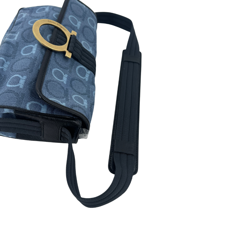 Ferragamo　デニム　ガンチーニ