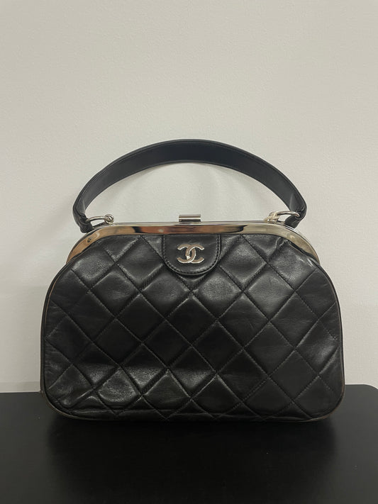 RC329	CHANEL　マトラッセ がま口 Hand Bag　B