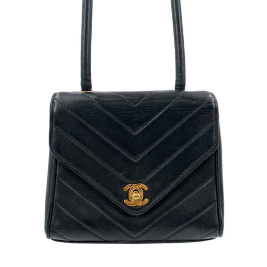 CHANEL　Vステッチ　シェブロンターンロック　ショルダー　バッグ