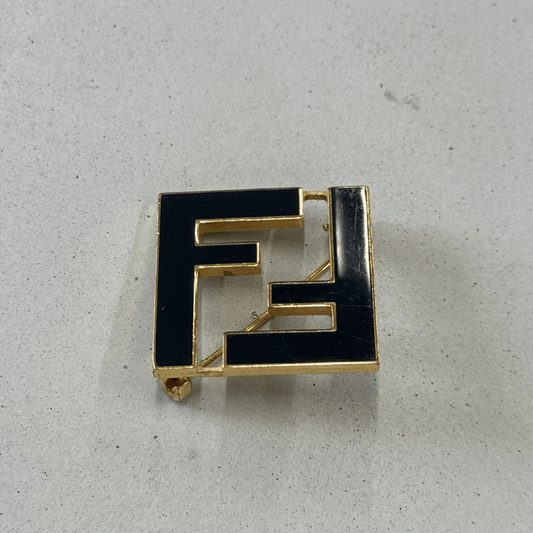FENDI　ブローチ　ロゴ