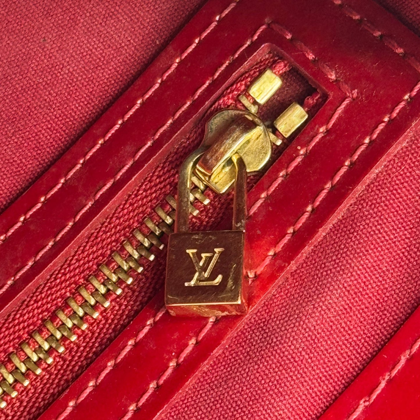 LOUIS VUITTON モノグラム ヴェルニ レッド ウィルシャーPM M93642 ハンドバッグ