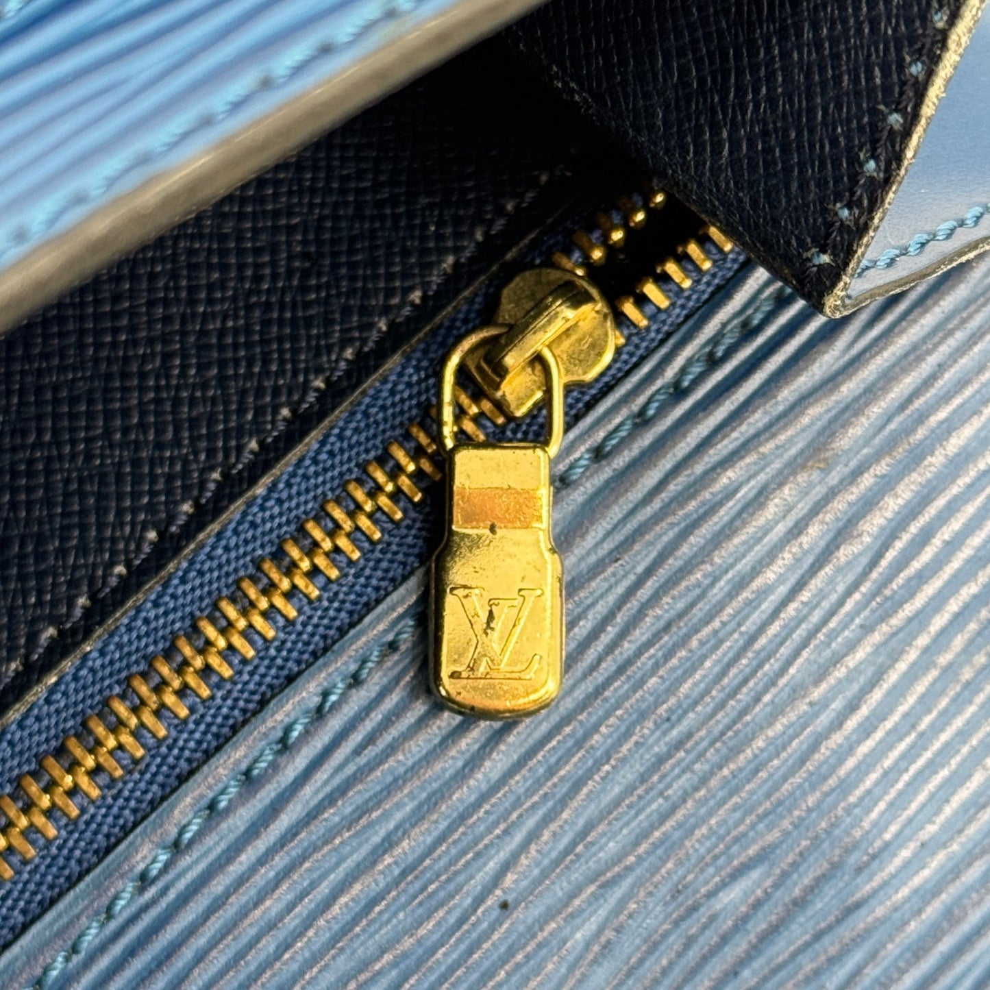 LOUIS VUITTON エピ ブルー セリエ ドラゴンヌ M52615  クラッチバッグ