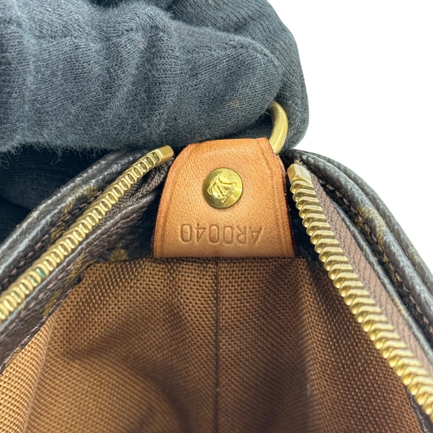LOUIS VUITTON モノグラム カバ・メゾ M51151 ショルダーバッグ