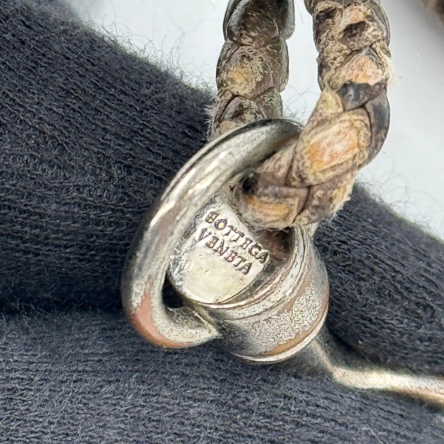 BOTTEGA VENETA イントレチャート レザー ネックストラップ