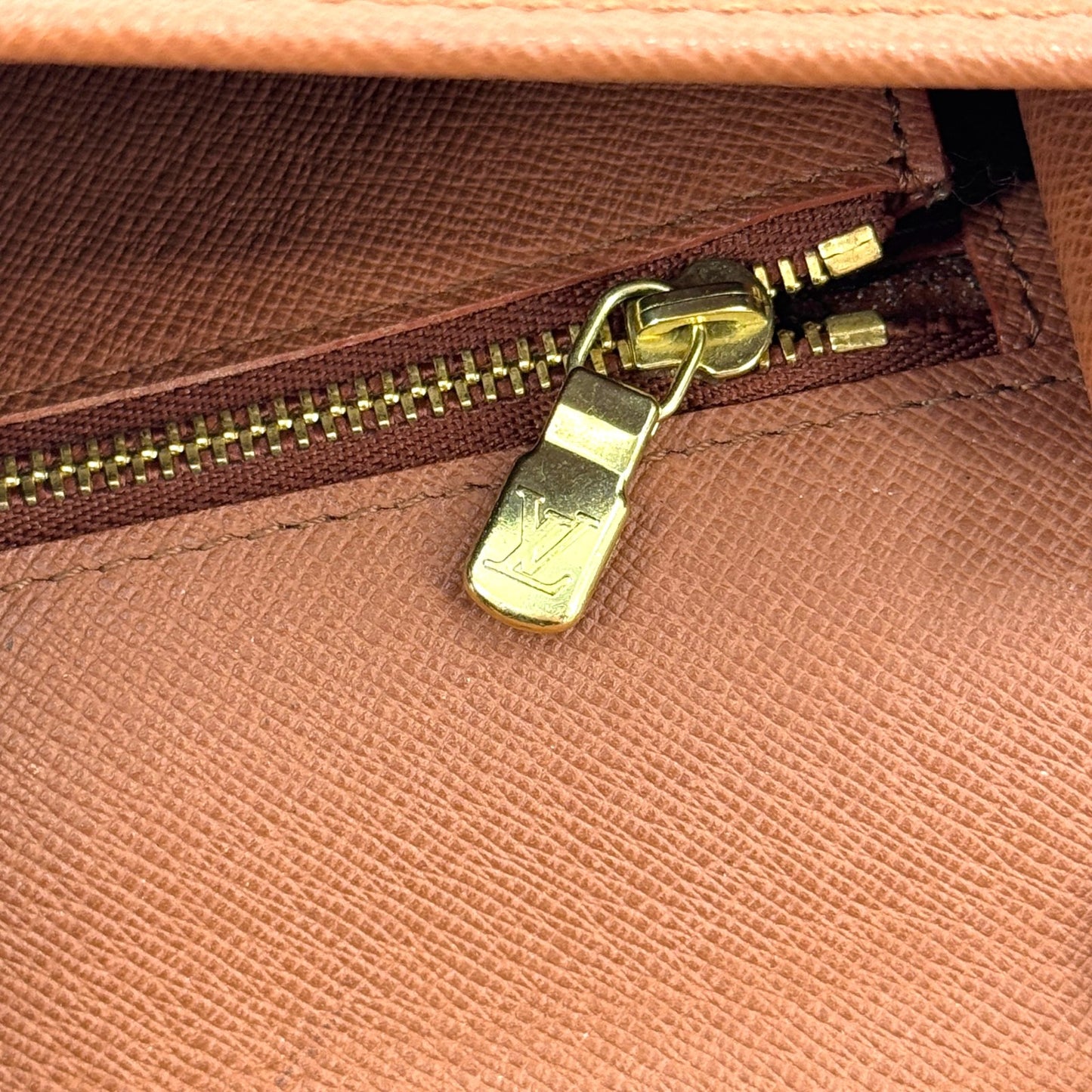 LOUIS VUITTON ウィルシャーPM モノグラム・ヴェルニ レザー アマラント ハンドバッグ M93641
